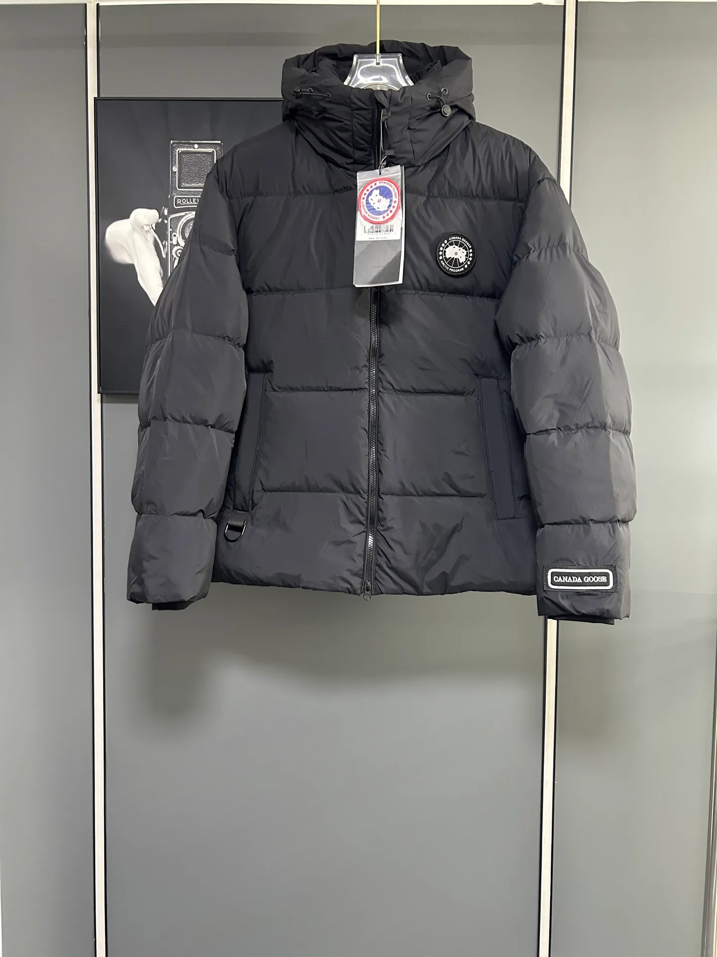 P720 Canada 🦢 Canada Goose hooded reflective stripe down jacket has always been recognized as the warmest down jacket. Various Instagram celebrities, Internet celebrities, and celebrities often wear it for street photos. I do Canada Goose every year, but I still can’t get rid of my love for the geese. No matter how cold the weather is, there is no need to be afraid, because there are geese! Filled with 90% white duck down, Canada Goose is the legendary warmest down jacket and is known as a must-have for Arctic outdoor sports! The most popular down jacket in the world, celebrities are rushing to buy it, it is a must-have!  Same style for men and women Color: Navy Size: M-3XL